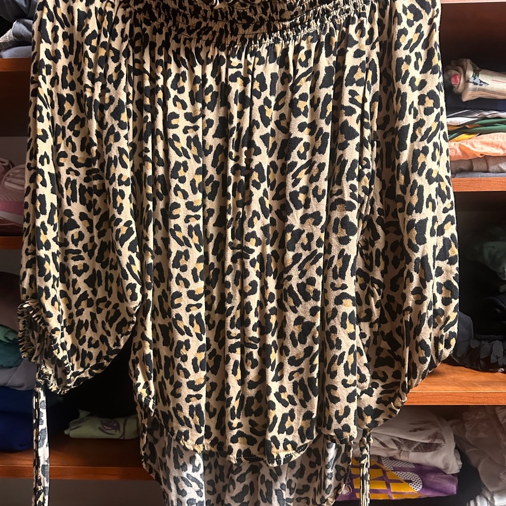 Chic Leopard Print Top - Picture 2 of 5